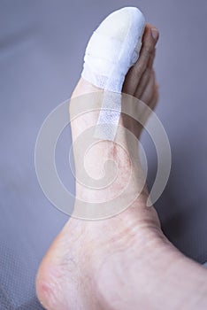 Foot big toe bandage injury