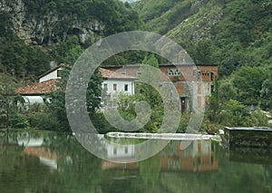 Sobre el pierna de montana es un casa refleja agua de un rio 