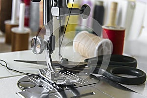 Foot sewing machine with scissors and spools