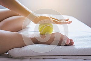 Gamba suole massaggio una donna mano Dare massaggio palla da sul suo morbido camera da letto 