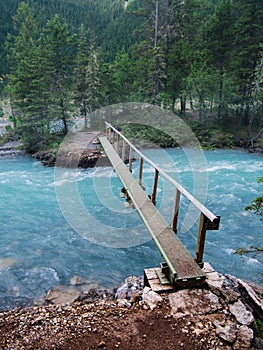 A footbridge on the trail to Berg Lake