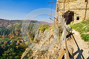 Pěšina na hrad Sasov hrad u řeky Hron na podzim