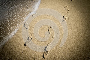 Footprints deep in the sand, optical Illusion