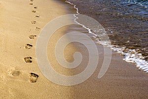Un sacco di impronte sulla sabbia in spiaggia di Rodi in Grecia.
