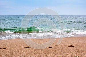 Escaleras sobre el Playa de acuerdo a el mar en el verano 