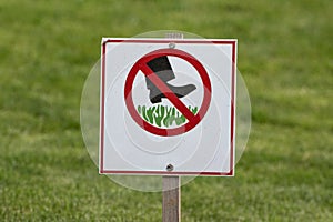 It is forbidden to walk on the lawn. Sign prohibiting walking on the grass. Do not step on grass