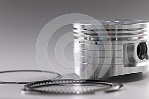 Forcer and piston rings, internal combustion engine