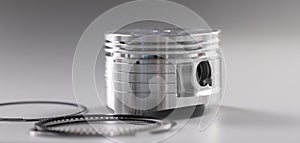 Forcer and piston rings, internal combustion engine