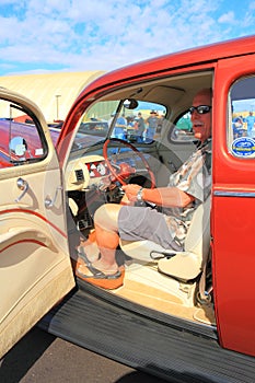 1940 Ford Deluxe Tudor Sedan V-8: dashboard