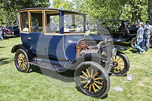 1921 Ford Model T center door car