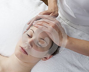 Forehead massage to remove migraine