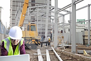 Foreman construction site using laptop