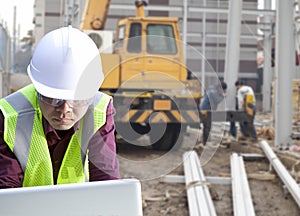 Foreman construction site using laptop
