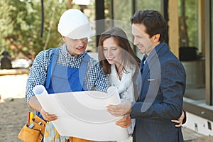 Foreman shows house design plans