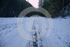 Lesní cesta v horském údolí během zimní sezóny, Slovensko
