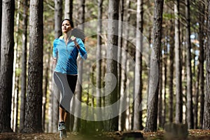 Foresta correre una donna 