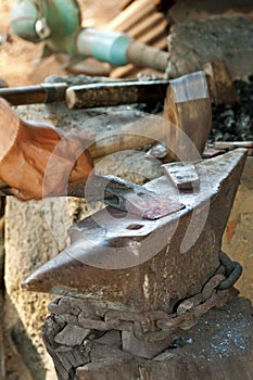 Forging a hammer head
