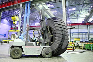 Forklift with giant size tyre