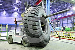 Forklift with giant size tyre