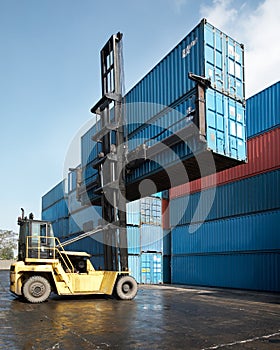 Forklift lifting container