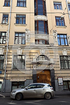 A former apartment house of G. E. Broydo `House of writers` in Plotnikov pereulok, 4/5