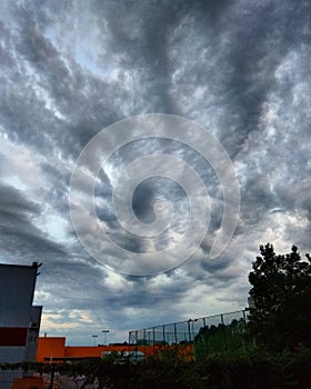 Formidable sky among cities