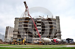 Formworks and pouring concrete through a Ñoncrete pump truck connected to a ready-mixed truck. Concrete line and boom pumping at