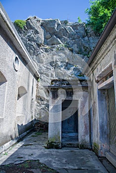 Fort Montecchio Nord,Internal courtyard that separates the actual shelters for the troops on the left and the kitchen and