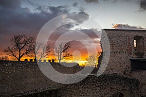 Opevnění Trenčianského hradu při západu slunce, Slovensko