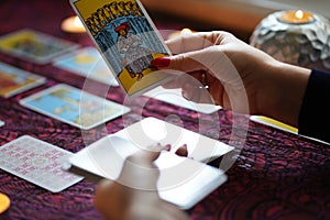 Čitateľ vyberanie karty. karty na stôl najbližšie horiace sviečky 