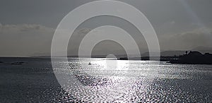foto in controluce di sole riflesso sul mare photo