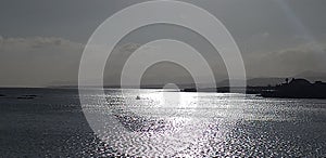 foto in controluce di sole riflesso sul mare