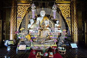 PequeÃÂ±o altar budista en la ciudad de Chiang Mai. Small Buddhist altar in the city of Chiang Mai. photo