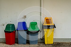 Foue color trash can