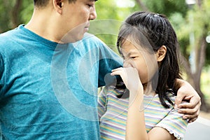 Foul-smelling man was hugging her daughter while her child girl can smell the armpit smelly or the body odor foul from her father