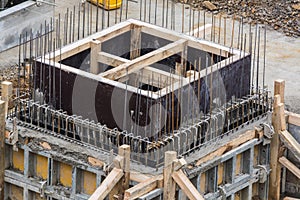 Fondazione l'edificio da acciaio un calcestruzzo 