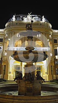 Fontána v Bratislave uprostred noci