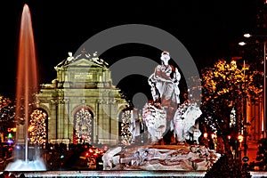 Fountain of Cibeles and AlcalÃ¡ Gate at night.