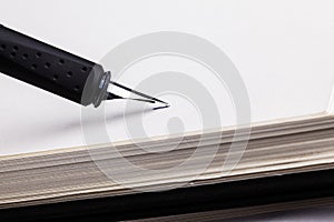 Fountain pen with blank notepad