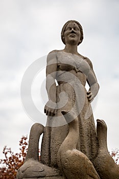 A fountain of stine in shape of a woman and geese