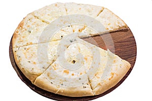 Cuatro queso una hoja circular grande de masa ligera sobre el de madera lámina aislado sobre fondo blanco 