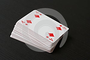 Cuatro de losas sobre el de tarjeta cubierta 