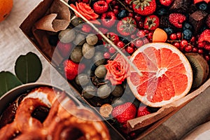 Fourchette table with various fruits