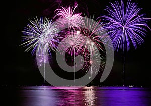 Cuatro de julio fuegos artificiales a través de 