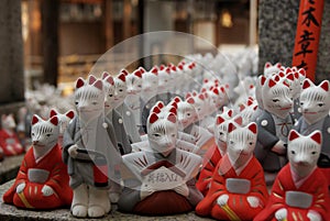 Fox messengers in Inari temples