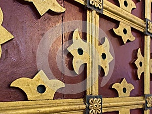 Fragment of an ancient gate with a traditional Russian pattern.