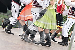 Fragment slovenského ľudového tanca s farebným oblečením