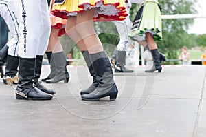 Fragment slovenského ľudového tanca s farebným oblečením
