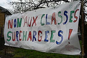 France, protest by parents against class closures in villages