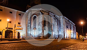 Františkánsky kláštor v Skalici pri nočnom osvetlení v centre mestečka na Slovensku